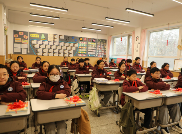 无缝衔接师生推窗见绿出门见景可谓建在公园里的学校
