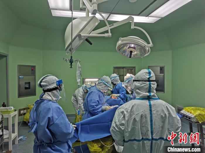 手术现场。乐清宣传部供图 浙江乐清新冠肺炎妈妈治愈出院 与产子“隔空相见”